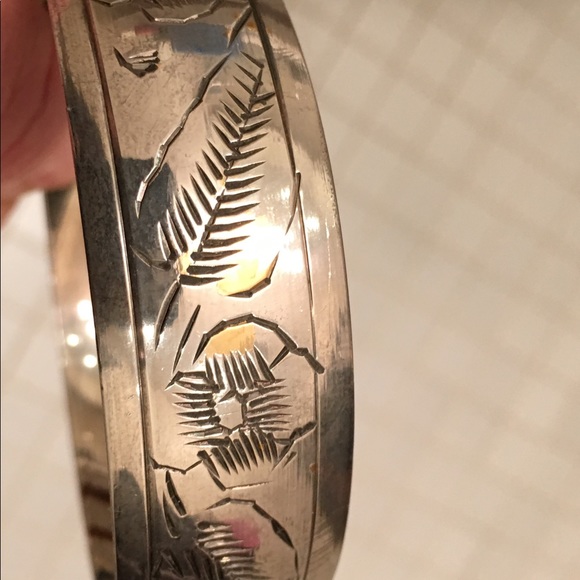 SILVER TONED BANGLE BRACELT - Picture 7 of 7